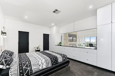 KENNEDY EXECUTIVE TOWNHOUSE - Accommodation Bookings 11