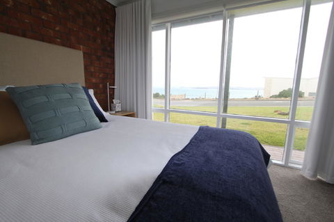 Southern Sands\' Beachfront Apartment - Accommodation Bookings 12