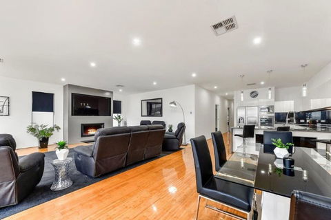 BENGALEE EXECUTIVE TOWNHOUSE- MODERN & STYLISH - Accommodation Bookings 3