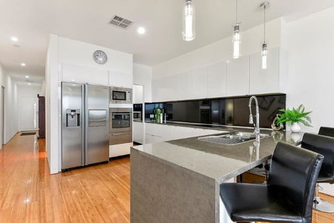 BENGALEE EXECUTIVE TOWNHOUSE- MODERN & STYLISH - Accommodation Bookings 4