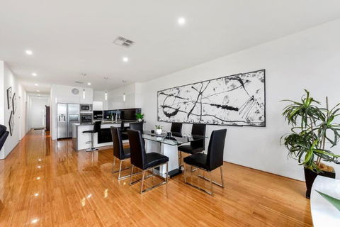 BENGALEE EXECUTIVE TOWNHOUSE- MODERN & STYLISH - Accommodation Bookings 12