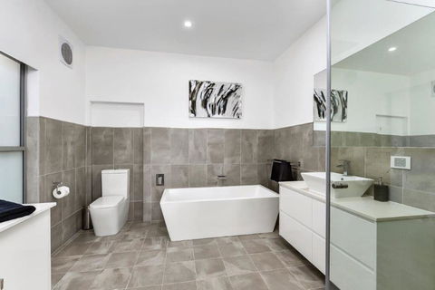 BENGALEE EXECUTIVE TOWNHOUSE- MODERN & STYLISH - Accommodation Bookings 8