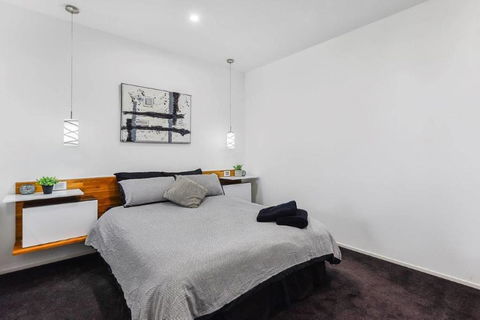 BENGALEE EXECUTIVE TOWNHOUSE- MODERN & STYLISH - Accommodation Bookings 9