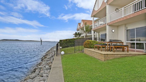 Salt Waterfront Apartment - Accommodation Bookings 4