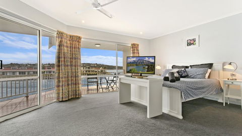 Salt Waterfront Apartment - Accommodation Bookings 10