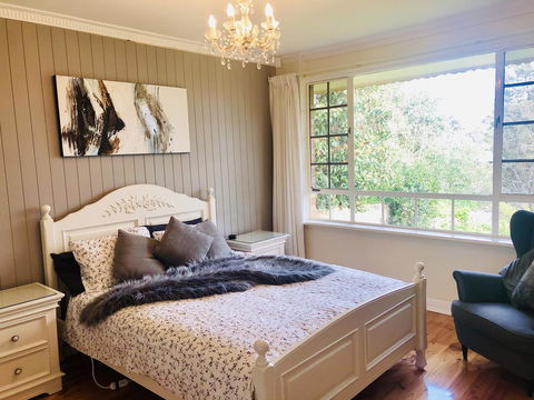 Stunning House With Beautiful Entertainment Area!! - Accommodation Bookings 2