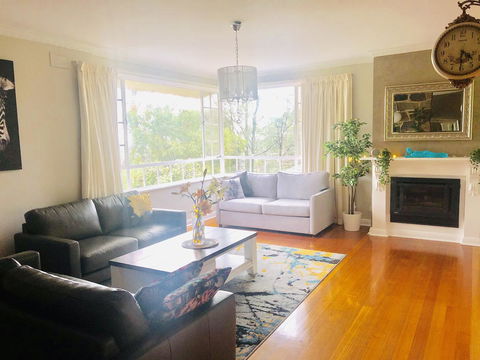 Stunning House With Beautiful Entertainment Area!! - Accommodation Bookings 1