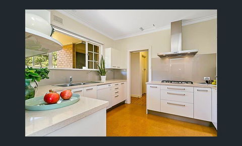 Stunning House With Beautiful Entertainment Area!! - Accommodation Bookings 9