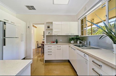 Stunning House With Beautiful Entertainment Area!! - Accommodation Bookings 10