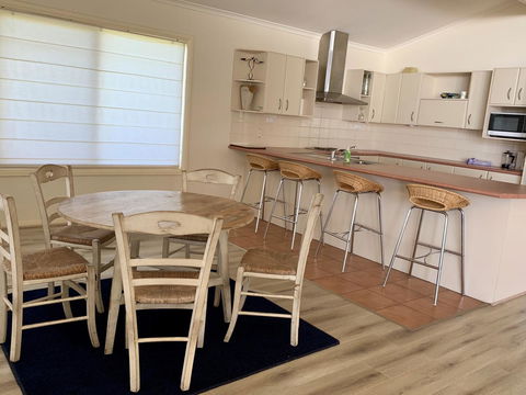Emu Bay Lodge - Accommodation Bookings 12