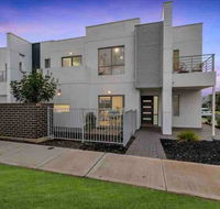 MODERN SPACIOUS 3 BR HOME - NEAR BEACH  AIRPORT - Accommodation Bookings