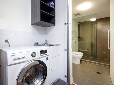Modern 2 Bedroom+WIFI/Netflix/Parking+Great Views! - Accommodation Bookings 36