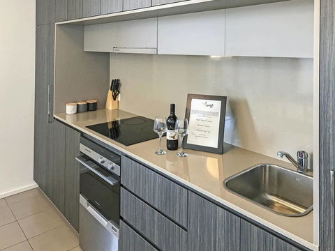 Modern 2 Bedroom+WIFI/Netflix/Parking+Great Views! - Accommodation Bookings 37