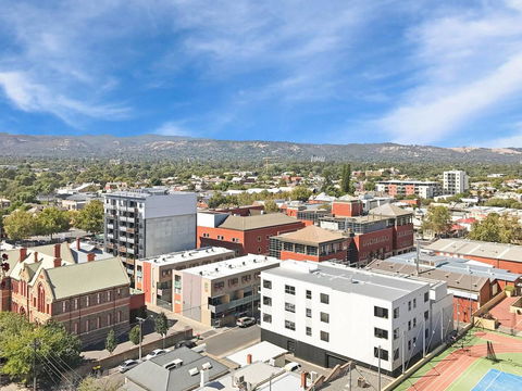 Modern 2 Bedroom+WIFI/Netflix/Parking+Great Views! - Accommodation Bookings 34