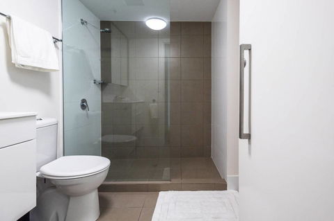 Modern 2 Bedroom+WIFI/Netflix/Parking+Great Views! - Accommodation Bookings 26