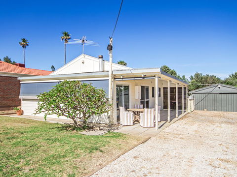 Boat House - Accommodation Bookings 9