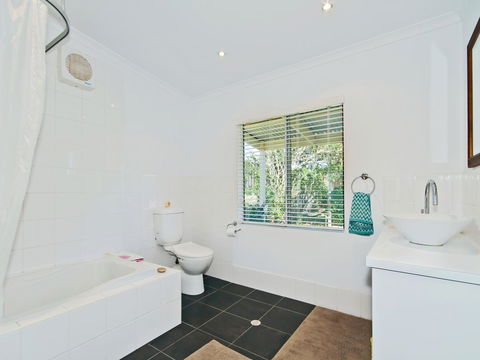 Boat House - Accommodation Bookings 8