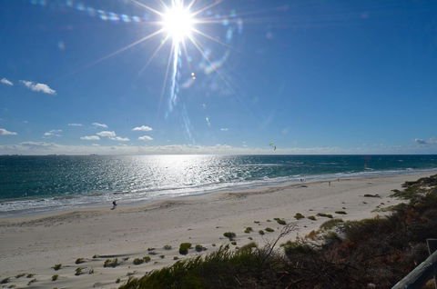 Cottesloe Beachfront Ocean View Apartment - Accommodation Bookings 8