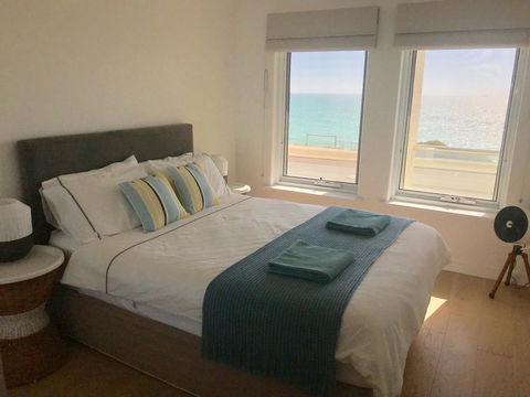 Cottesloe Beachfront Ocean View Apartment - Accommodation Bookings 2