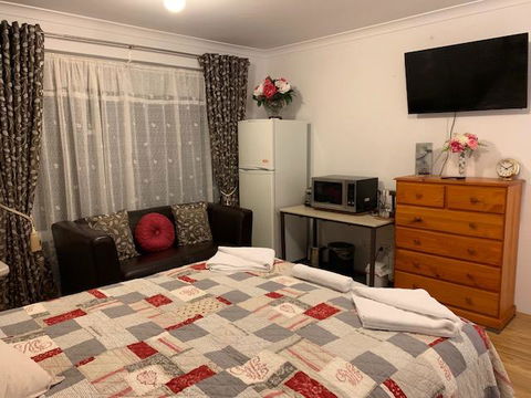 Ascot Comfort - Accommodation Bookings 8
