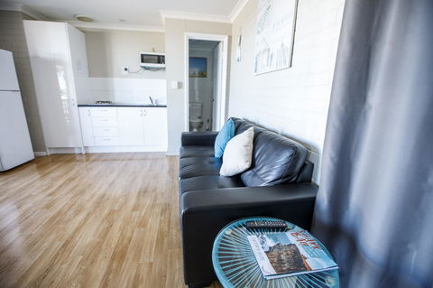 Shark Bay Seafront Apartments - Accommodation Bookings 30