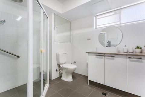 Laman Lodge, Unit 2, 15 Laman Street - Accommodation Bookings 11
