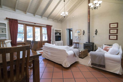 Thistle Hill Guesthouse - Walk To Many Wineries And Restaurants - Accommodation Bookings 32