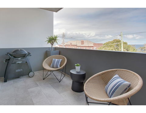 Oceanside Elegance At Superb Home Steps From Sand - Accommodation Bookings 14
