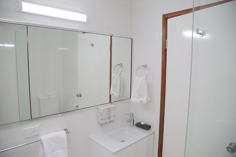 Sapphire Waters Motor Inn - Accommodation Bookings 32