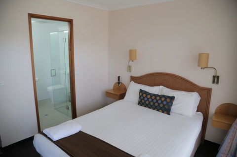 Sapphire Waters Motor Inn - Accommodation Bookings 29