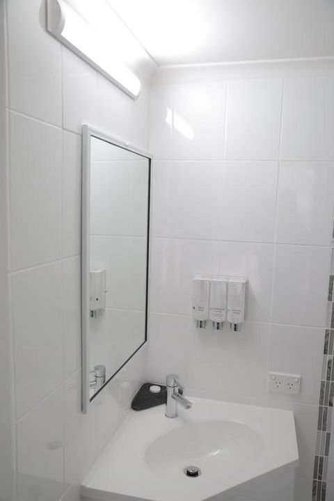 Sapphire Waters Motor Inn - Accommodation Bookings 11