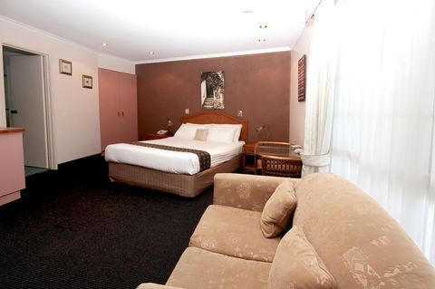 Sapphire Waters Motor Inn - Accommodation Bookings 6