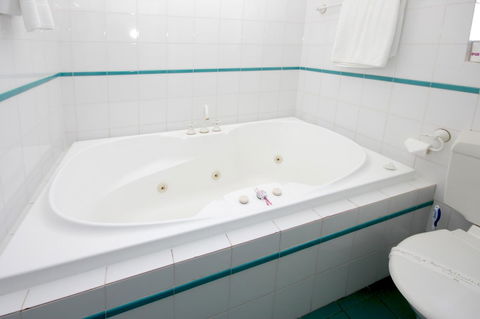 Sapphire Waters Motor Inn - Accommodation Bookings 25