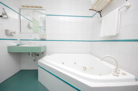 Sapphire Waters Motor Inn - Accommodation Bookings 7