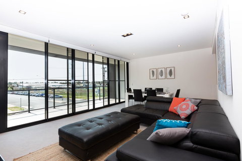 Brand New Executive Apartment - Accommodation Bookings 2