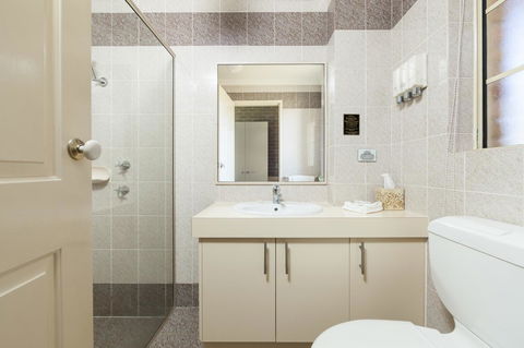 Grand Manor Motor Inn - Accommodation Bookings 9