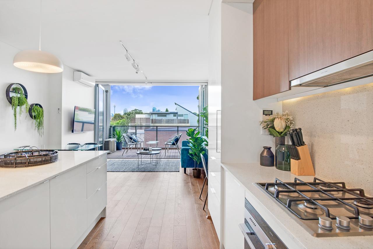 Large Light Luxe 3BDR 2BA Free Parking - Walk To Sydney Uni And RPA - thumb 0