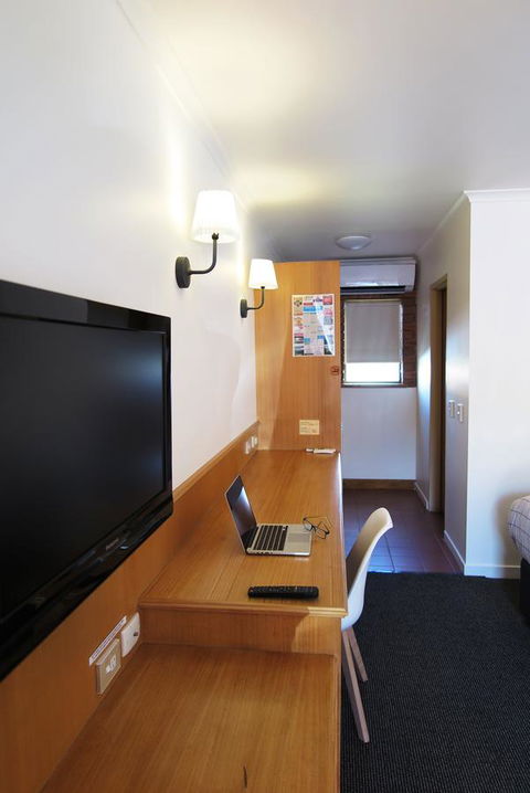 Summerhill Motor Inn - Accommodation Bookings 11