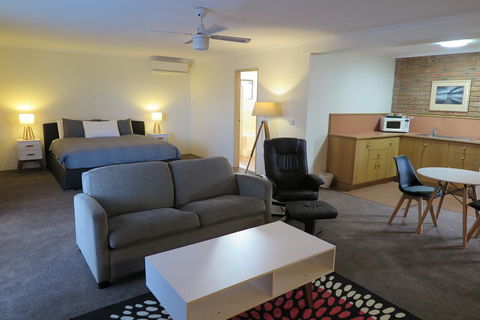 Summerhill Motor Inn - Accommodation Bookings 38