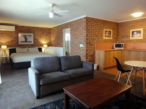 Summerhill Motor Inn - Accommodation Bookings 35