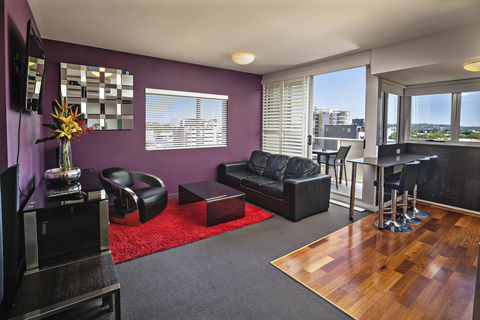 Honeysuckle Executive Apartments - Accommodation Bookings 14