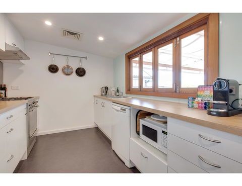 Spacious Cottage With Views, 10 Mins From The City - Accommodation Bookings 3