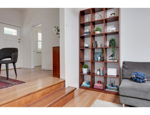 Spacious Cottage With Views, 10 Mins From The City - Accommodation Bookings 18
