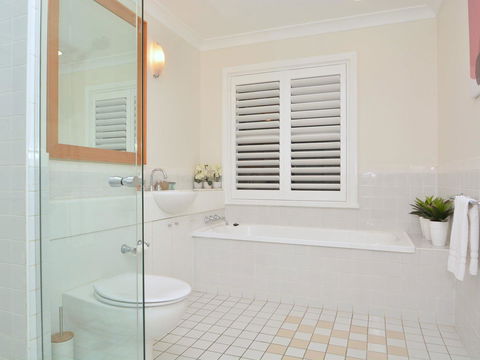 Villa De Saran Located Within Cypress Lakes - Accommodation Bookings 4