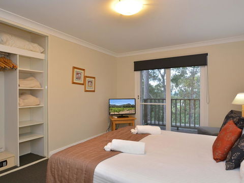 Villa De Saran Located Within Cypress Lakes - Accommodation Bookings 1