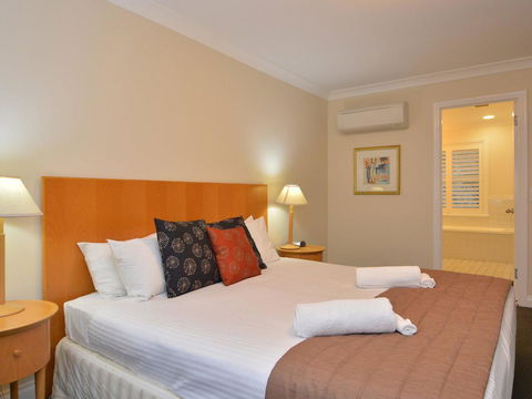 Villa De Saran Located Within Cypress Lakes - Accommodation Bookings 5