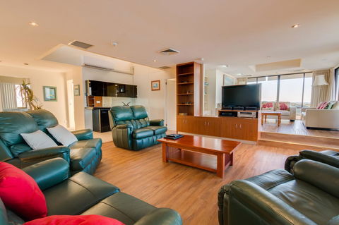 Pacific Towers Beach Resort - Accommodation Bookings 23