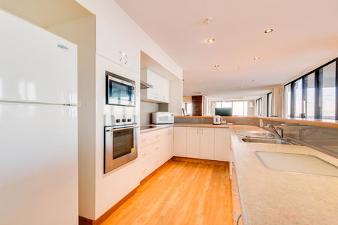 Pacific Towers Beach Resort - Accommodation Bookings 18