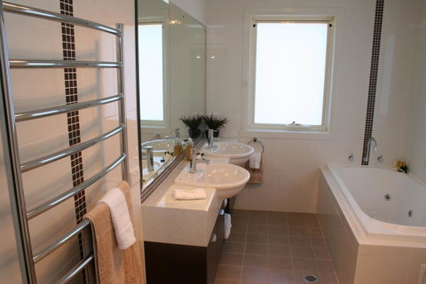Encore Apartments - Accommodation Bookings 11