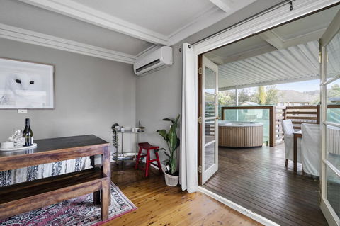 The Spa Cottage With HotTub, Netflix & Stan - Accommodation Bookings 6